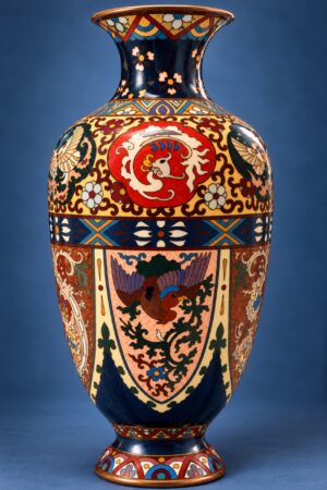 Vase balustre en émaux cloisonnés polychromes, Extrême-Orient, fin XIXe