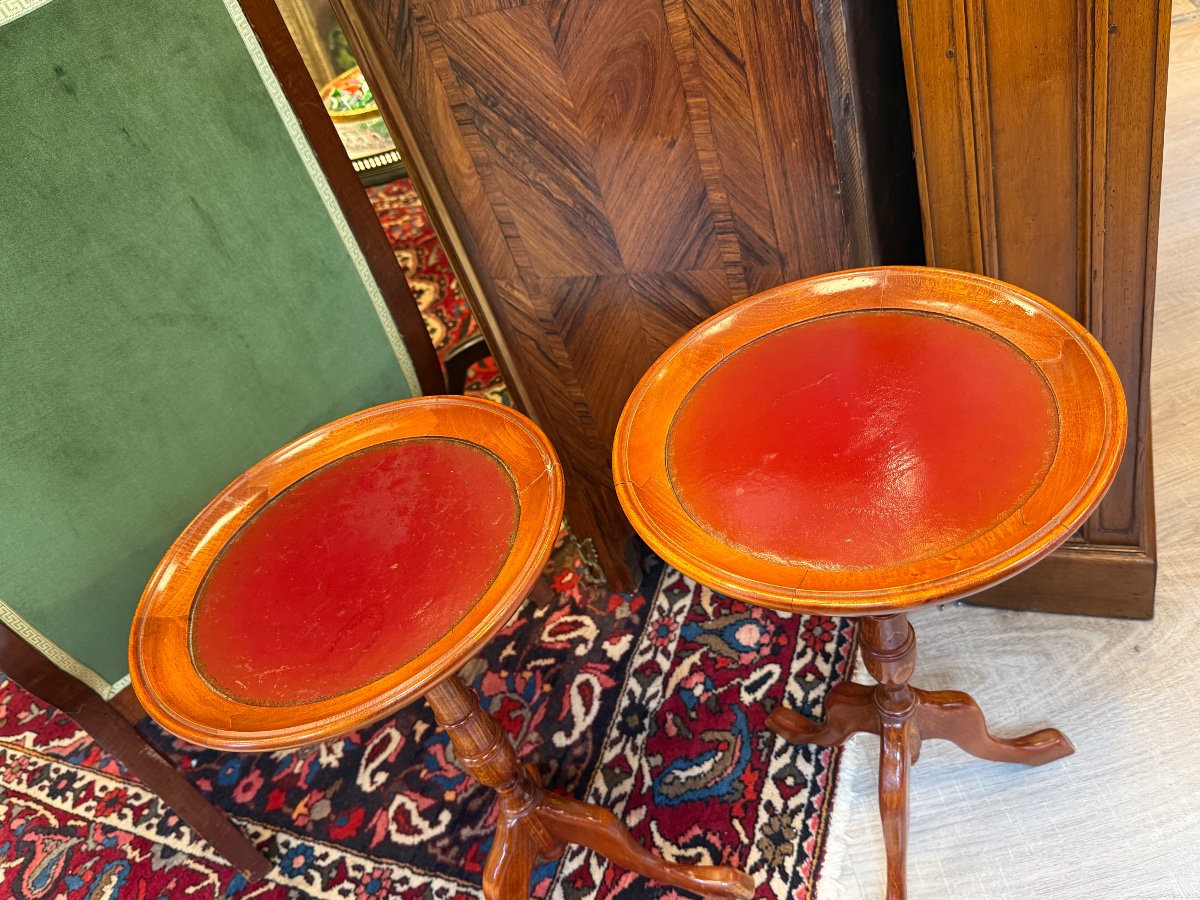 Paire de guéridons en bois naturel, dessus cuir rouge – Image 2