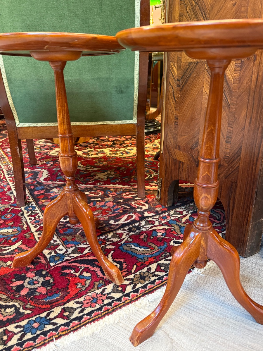 Paire de guéridons en bois naturel, dessus cuir rouge – Image 3