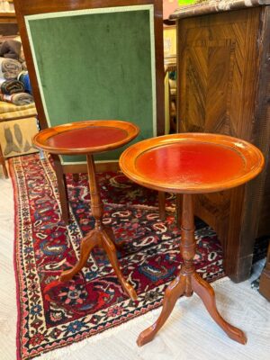 Paire de guéridons en bois naturel, dessus cuir rouge