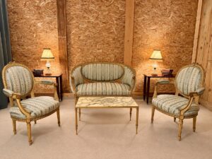 Salon de style Louis XVI – canapé corbeille et deux fauteuils