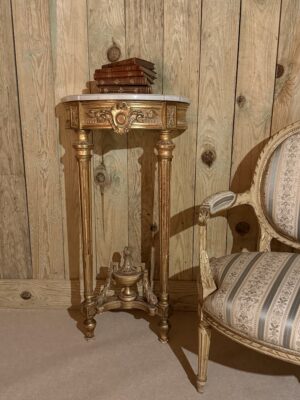 Console demi-lune en bois sculpté et doré de style Louis XVI, fin XIXe siècle