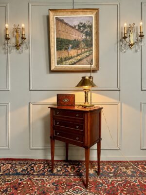 Petite commode de style Louis XVI, époque XXe siècle