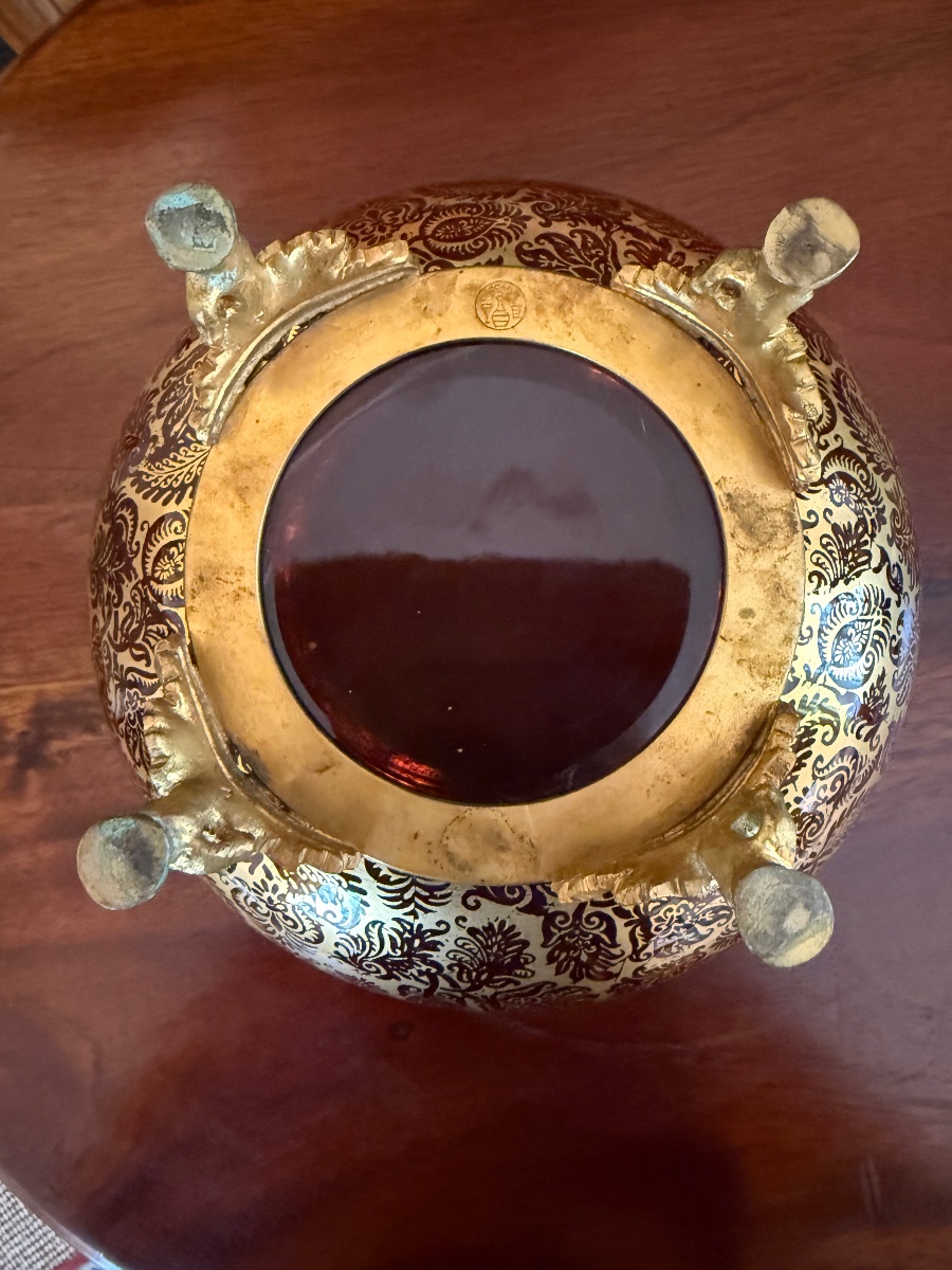 Baccarat – Importante coupe en cristal de couleur et doré, monture en bronze doré – Image 4