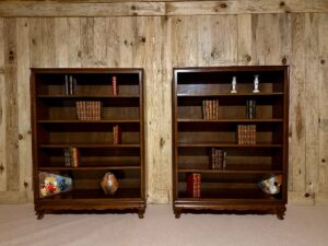 Paire de bibus bibliothèques de style Chippendale en acajou
